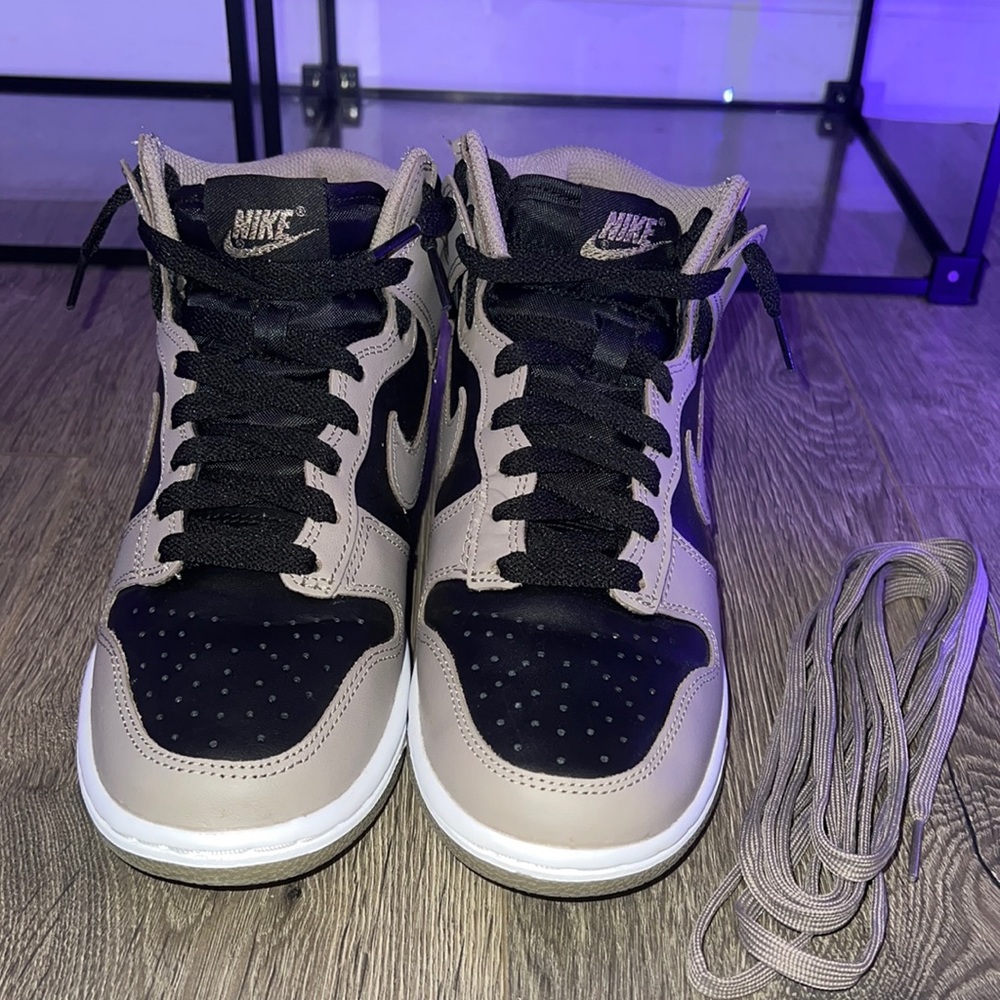 Wmns nike dunk high “fossil” like new worn once.